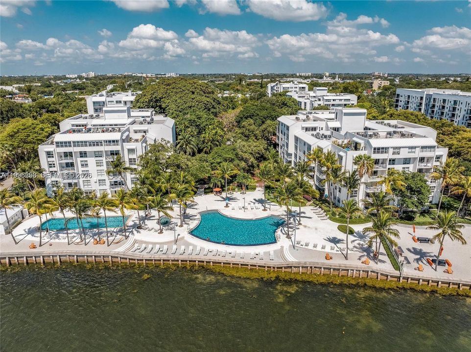 En Venta: $375,000 (2 camas, 2 baños, 990 Pies cuadrados)