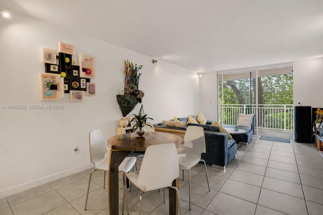 En Venta: $375,000 (2 camas, 2 baños, 990 Pies cuadrados)