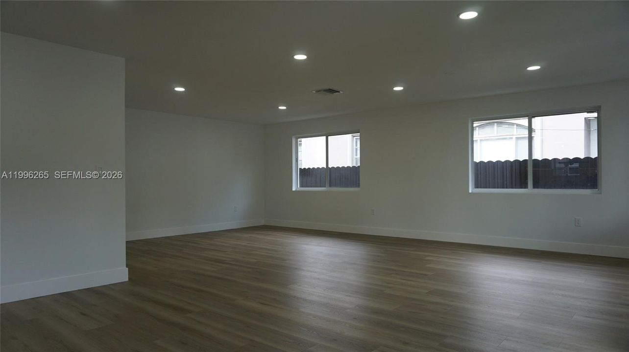 Activo con contrato: $639,900 (3 camas, 2 baños, 1748 Pies cuadrados)