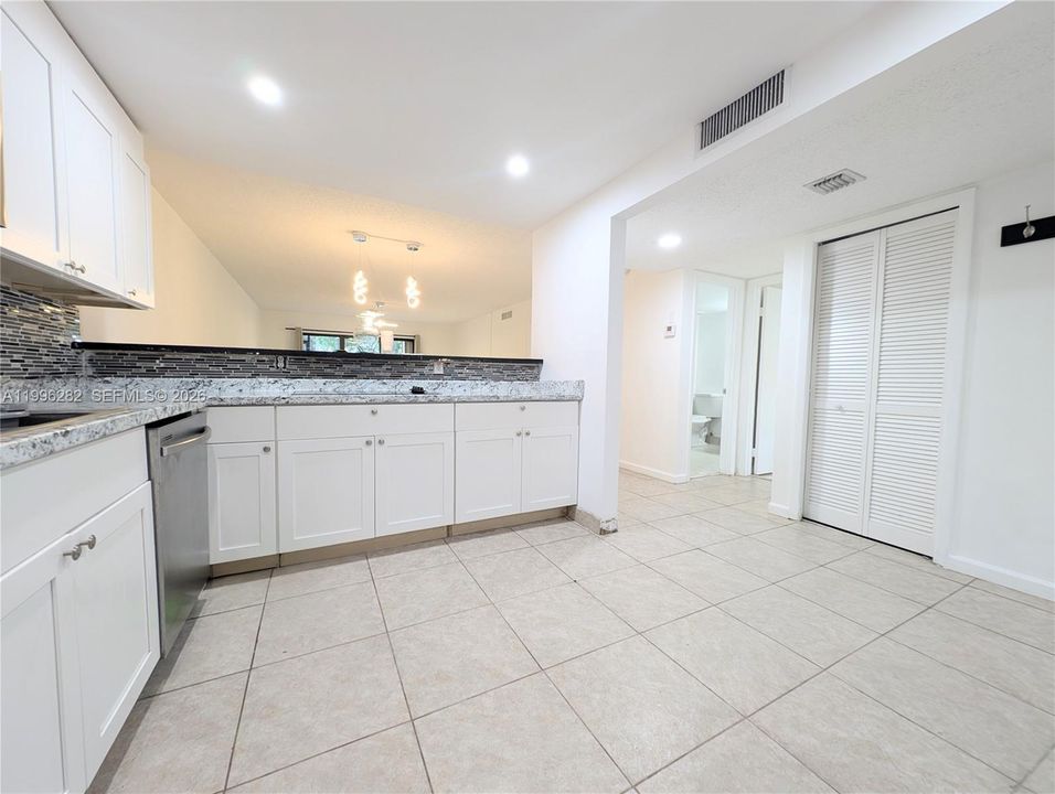 For Sale: $304,500 (2 beds, 2 baths, 1256 Square Feet)