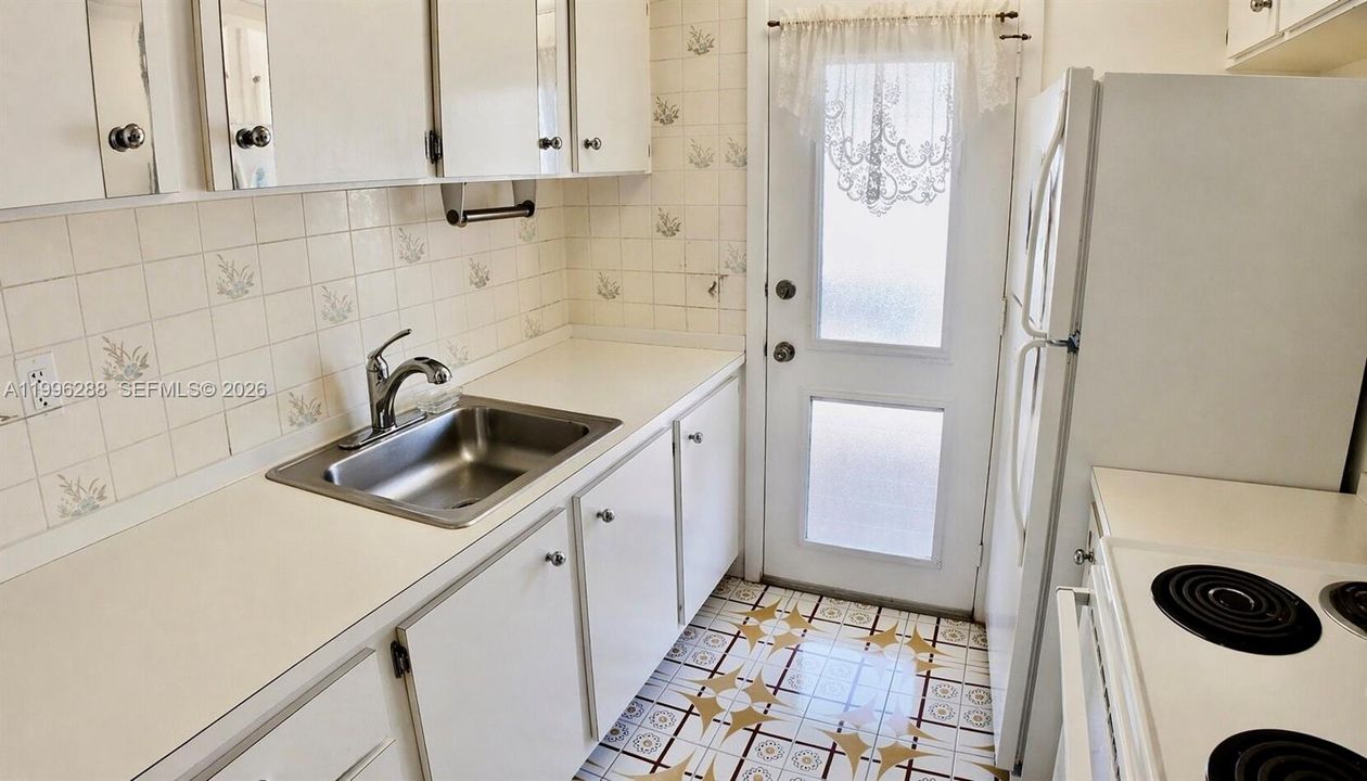 For Sale: $72,000 (1 beds, 1 baths, 688 Square Feet)