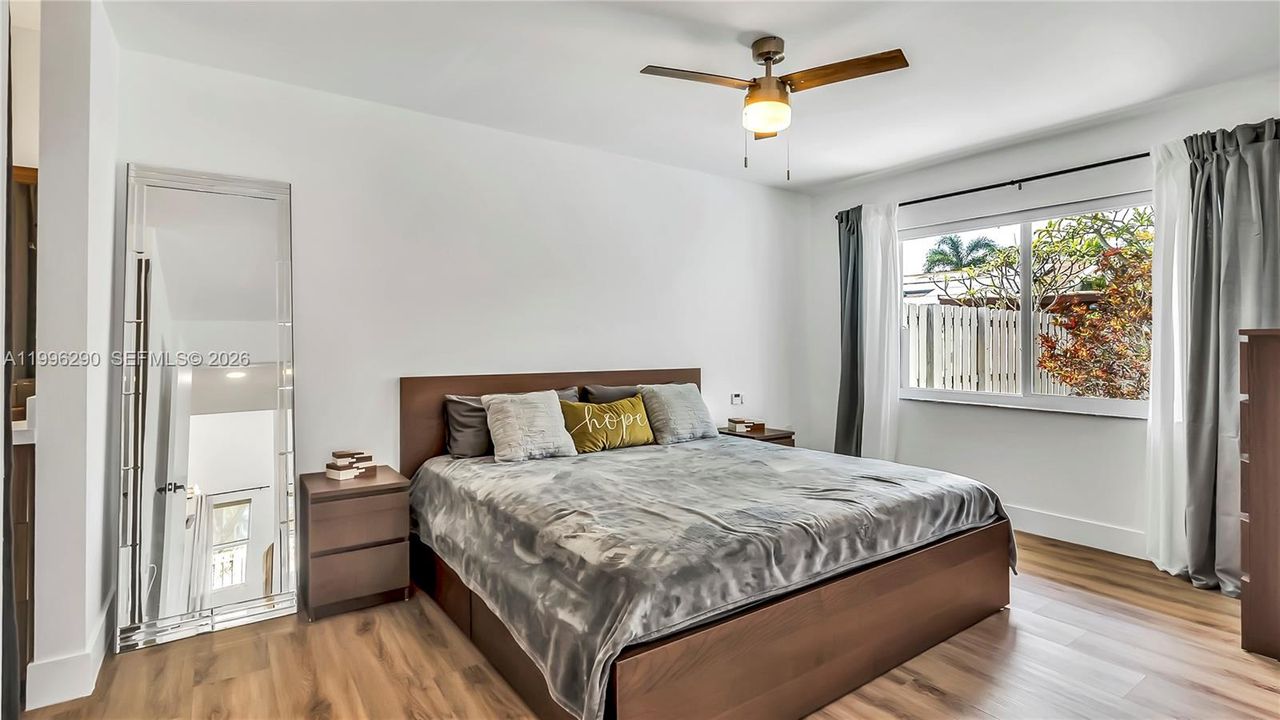 Activo con contrato: $4,700 (3 camas, 2 baños, 1249 Pies cuadrados)