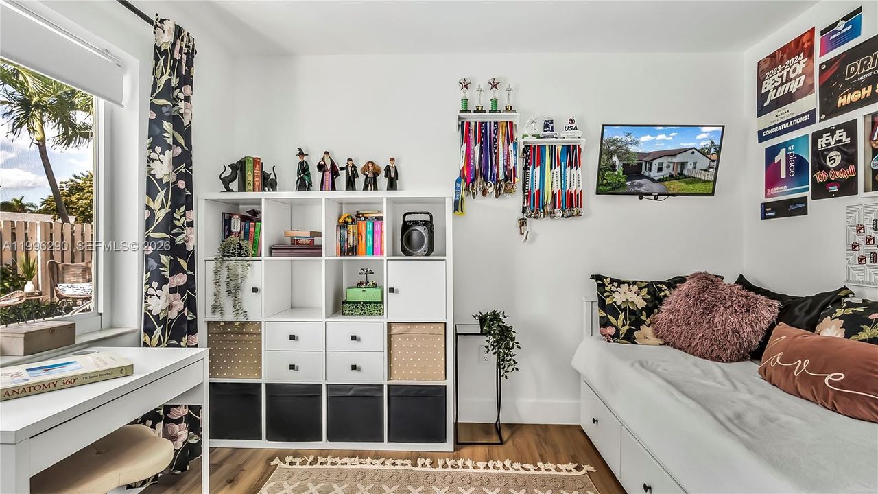 Activo con contrato: $4,700 (3 camas, 2 baños, 1249 Pies cuadrados)
