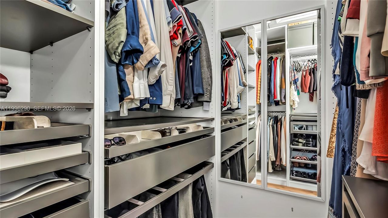 Activo con contrato: $4,700 (3 camas, 2 baños, 1249 Pies cuadrados)