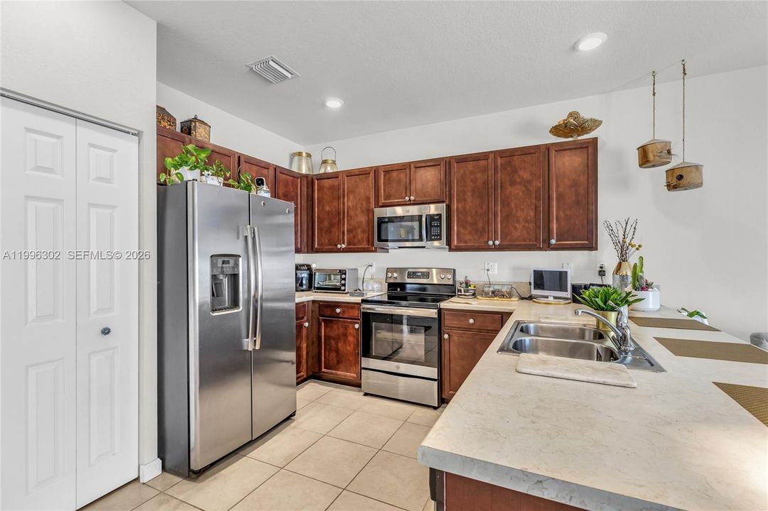 For Sale: $445,000 (2 beds, 2 baths, 1441 Square Feet)