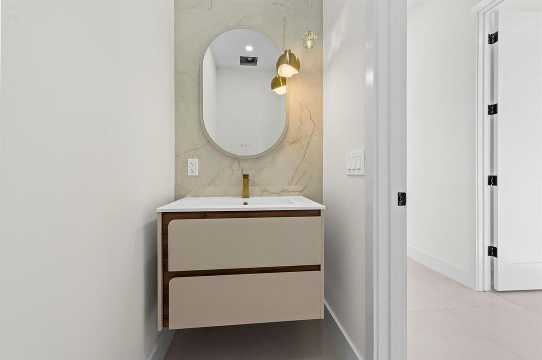 31 Bathroom 02