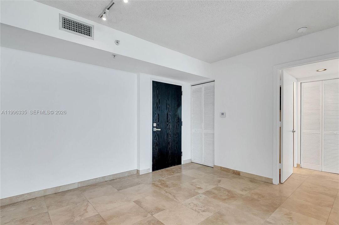 合同活跃: $899,000 (2 贝兹, 2 浴室, 1080 平方英尺)