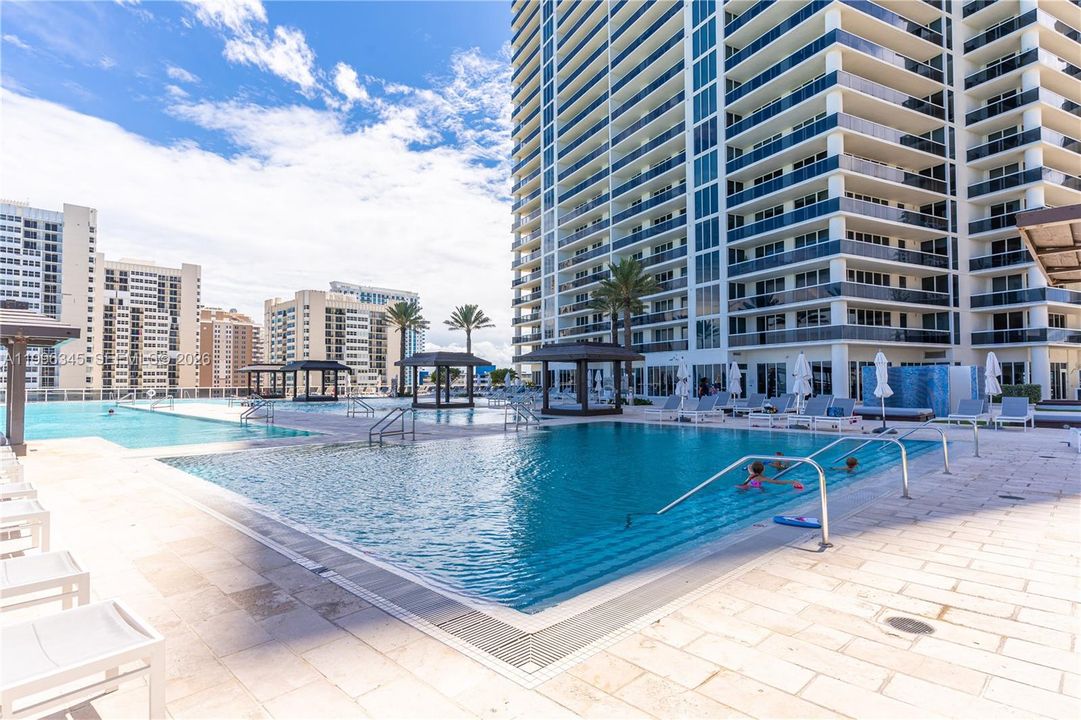 For Rent: $18,500 (3 beds, 3 baths, 2065 Square Feet)