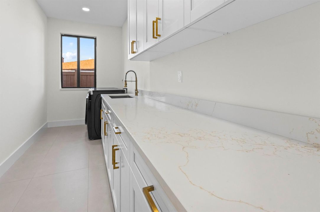 39 Laundry Room 02