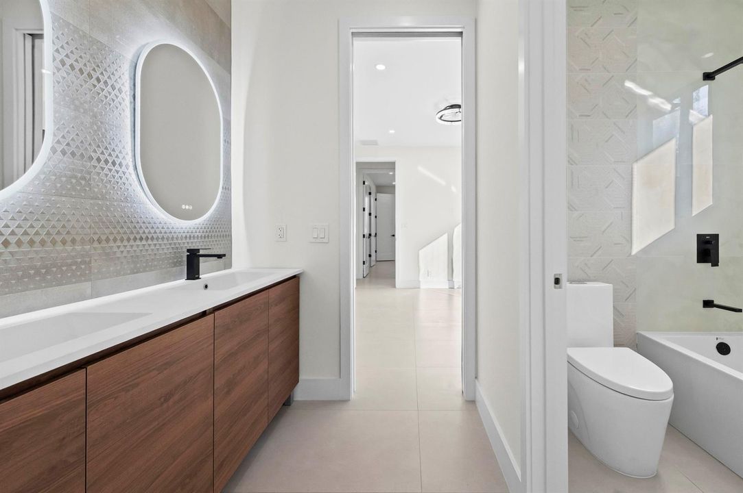 23 Bathroom 02