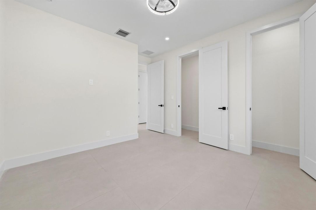 17 Bedroom 03