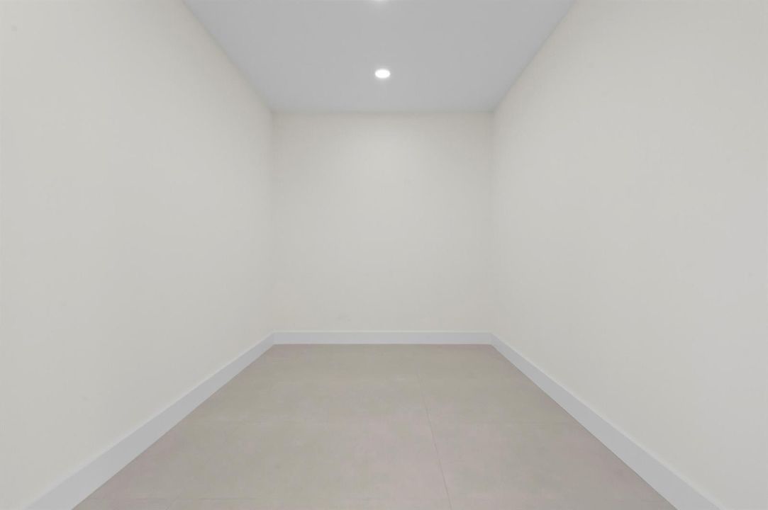 35 Closet 01