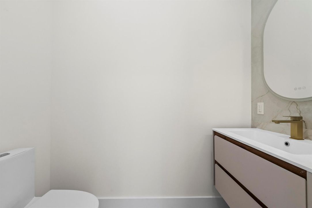 30 Bathroom 01