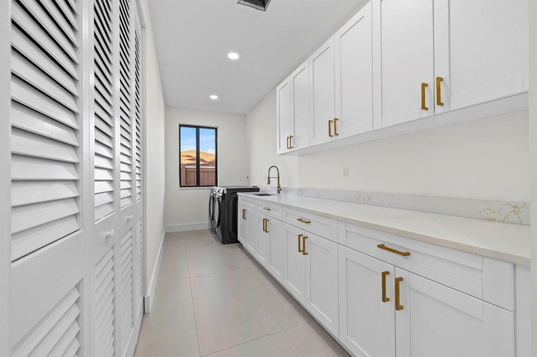 38 Laundry Room 01
