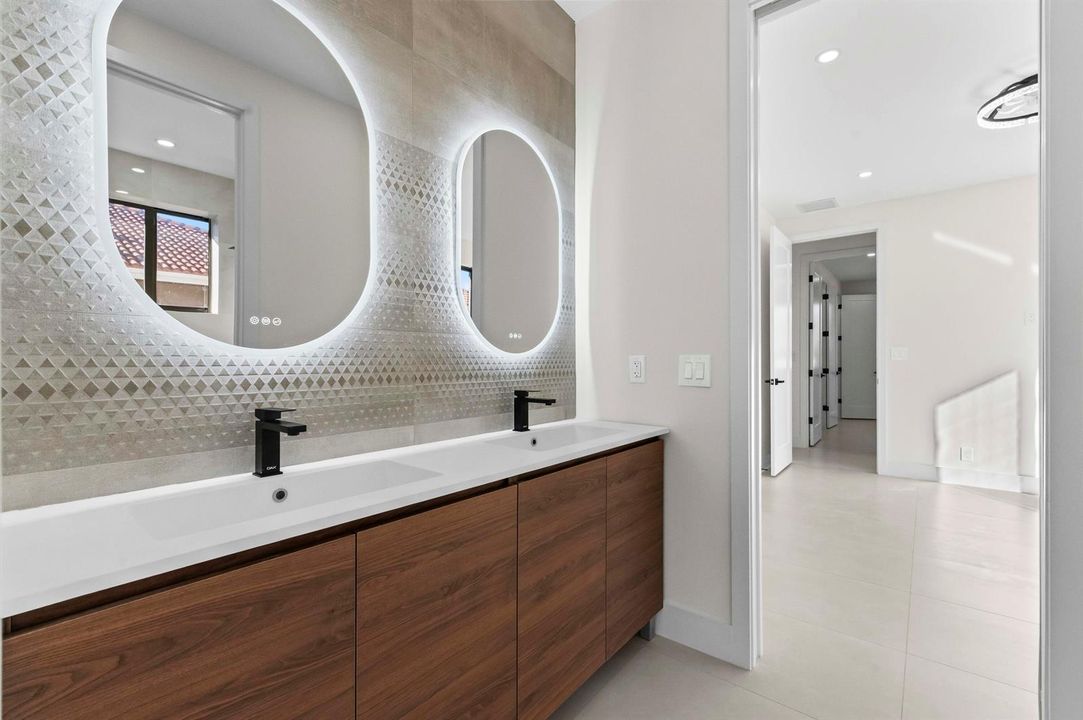 22 Bathroom 01