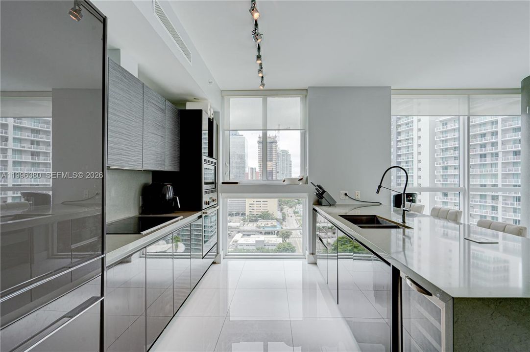 For Sale: $915,000 (2 beds, 2 baths, 1134 Square Feet)