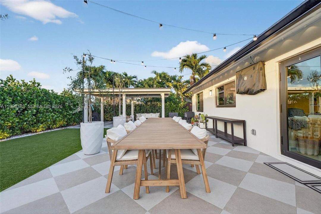 Recently Rented: $4,300 (3 beds, 2 baths, 1397 Square Feet)