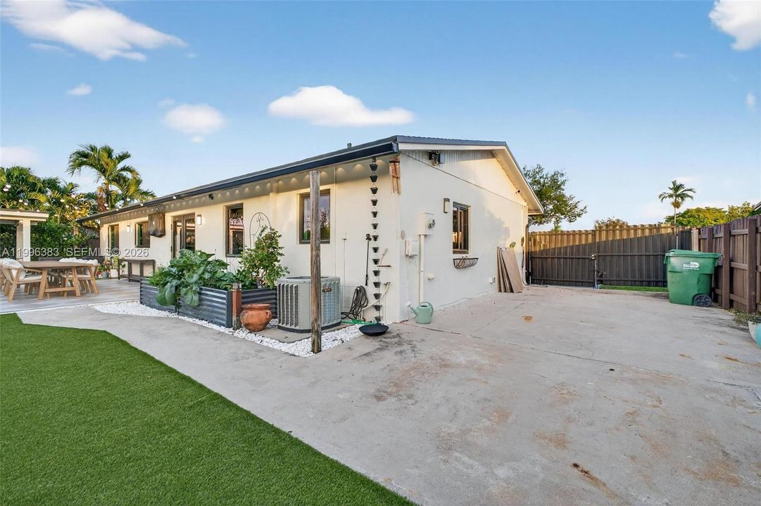 Recently Rented: $4,300 (3 beds, 2 baths, 1397 Square Feet)
