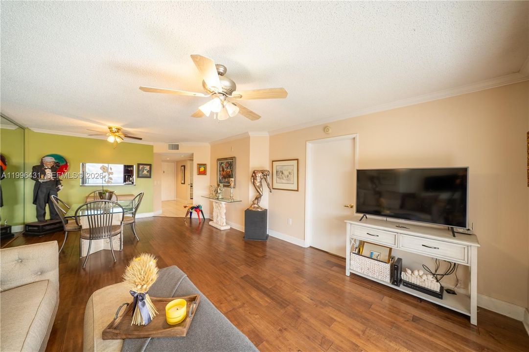 Activo con contrato: $234,900 (2 camas, 2 baños, 1207 Pies cuadrados)
