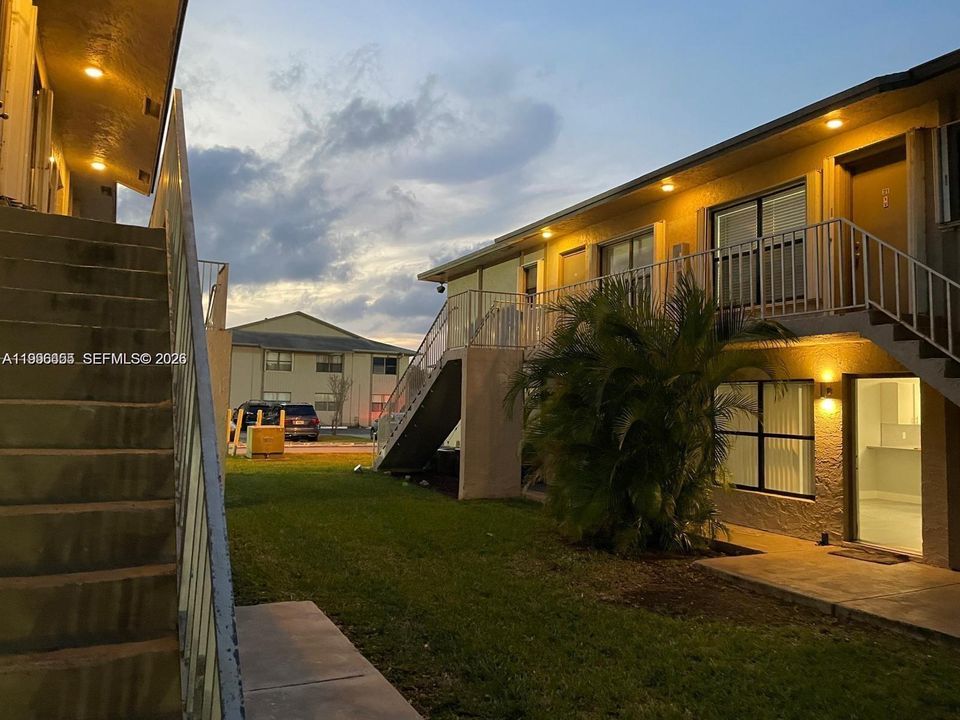 Active With Contract: $259,900 (2 beds, 2 baths, 750 Square Feet)