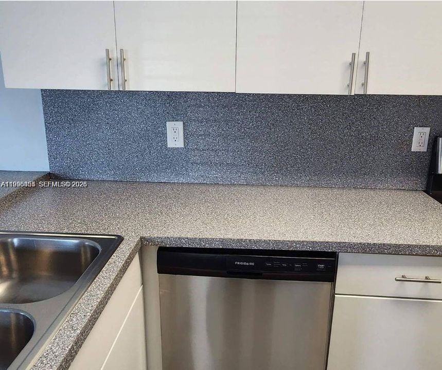Active With Contract: $259,900 (2 beds, 2 baths, 750 Square Feet)