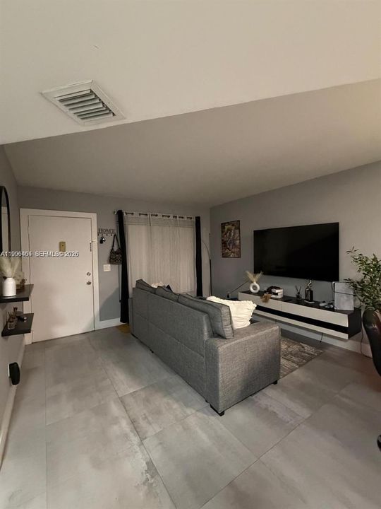 Active With Contract: $259,900 (2 beds, 2 baths, 750 Square Feet)