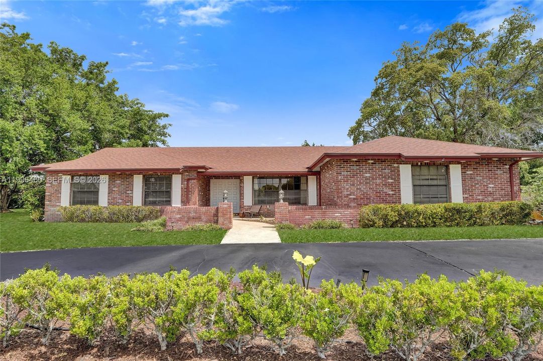 En Venta: $1,100,000 (4 camas, 2 baños, 2330 Pies cuadrados)
