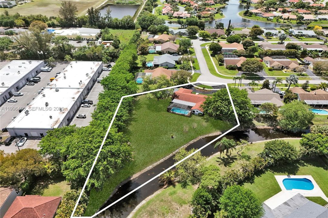 En Venta: $1,100,000 (4 camas, 2 baños, 2330 Pies cuadrados)