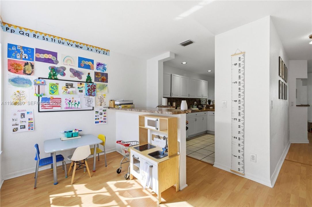 Activo con contrato: $399,995 (3 camas, 2 baños, 1368 Pies cuadrados)