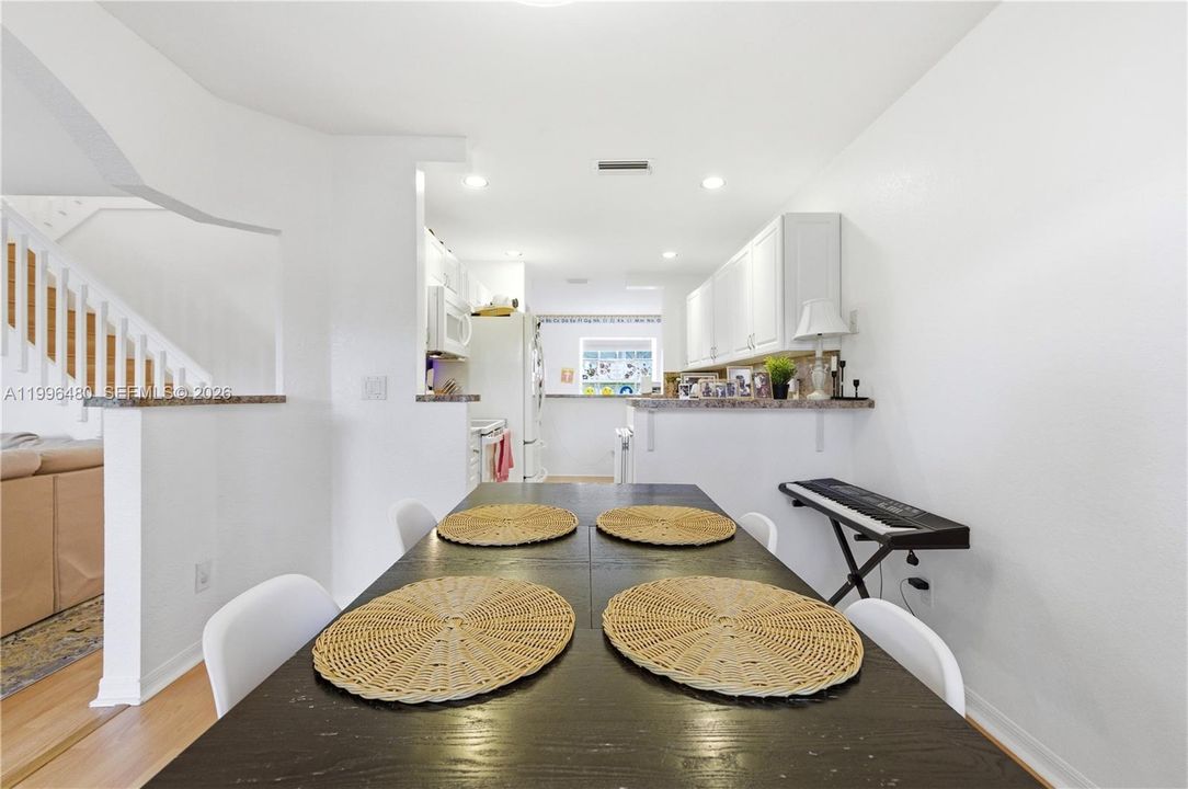 Activo con contrato: $399,995 (3 camas, 2 baños, 1368 Pies cuadrados)