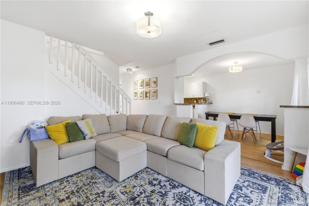 Activo con contrato: $399,995 (3 camas, 2 baños, 1368 Pies cuadrados)