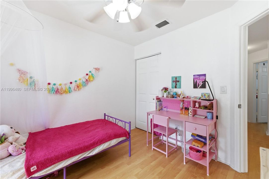 Activo con contrato: $399,995 (3 camas, 2 baños, 1368 Pies cuadrados)