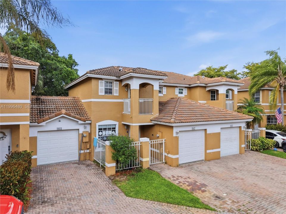 Activo con contrato: $399,995 (3 camas, 2 baños, 1368 Pies cuadrados)