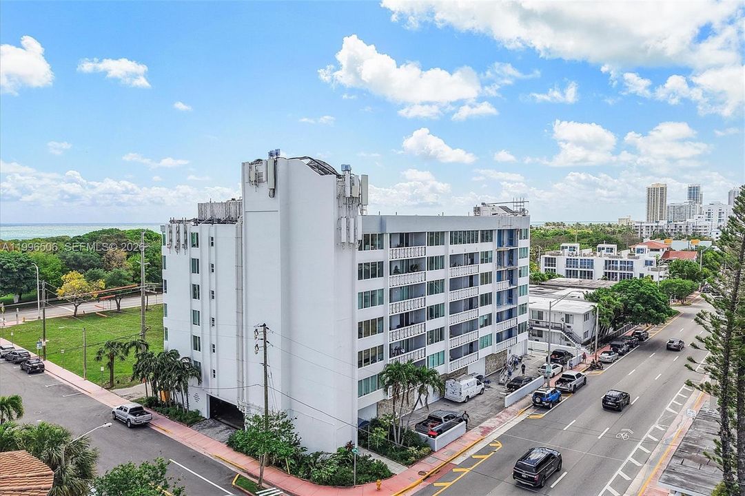 For Sale: $275,000 (1 beds, 1 baths, 864 Square Feet)