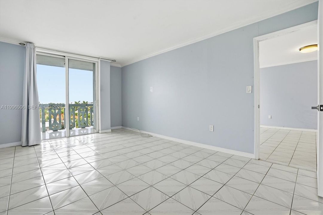 For Sale: $275,000 (1 beds, 1 baths, 864 Square Feet)