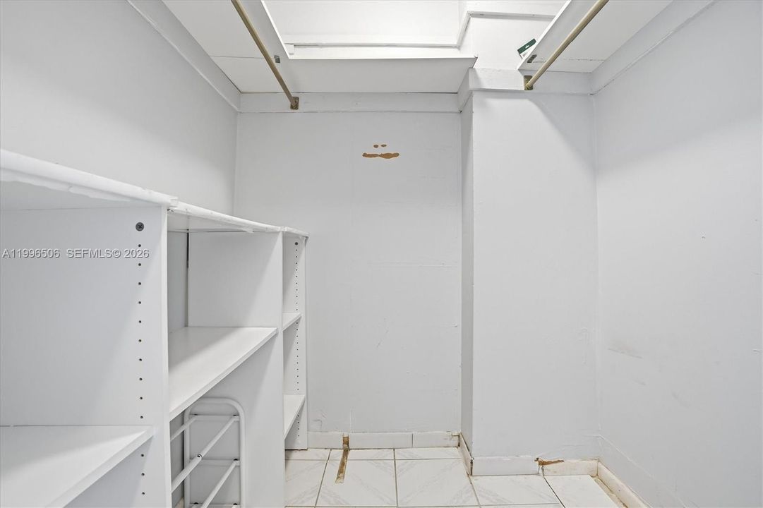 For Sale: $275,000 (1 beds, 1 baths, 864 Square Feet)