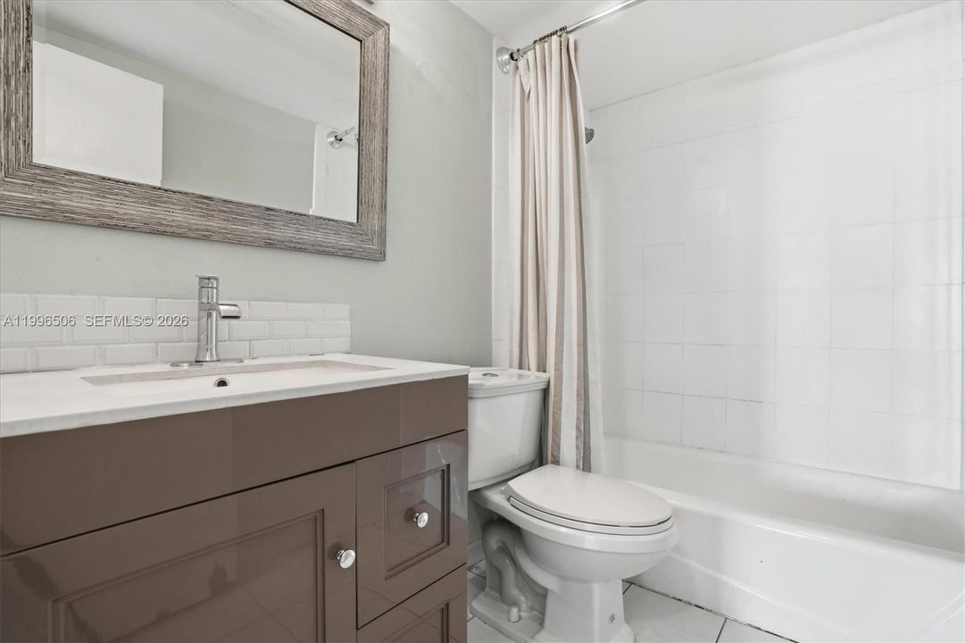 For Sale: $275,000 (1 beds, 1 baths, 864 Square Feet)
