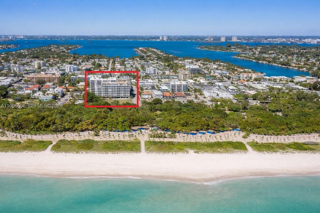 For Sale: $275,000 (1 beds, 1 baths, 864 Square Feet)