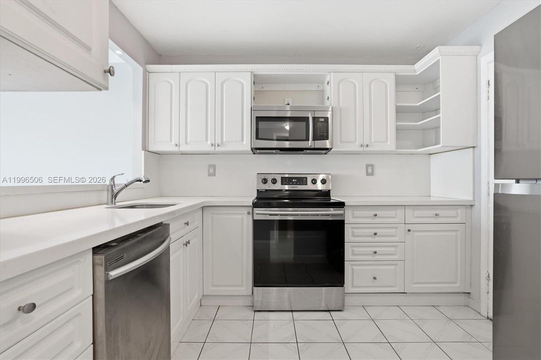 For Sale: $275,000 (1 beds, 1 baths, 864 Square Feet)