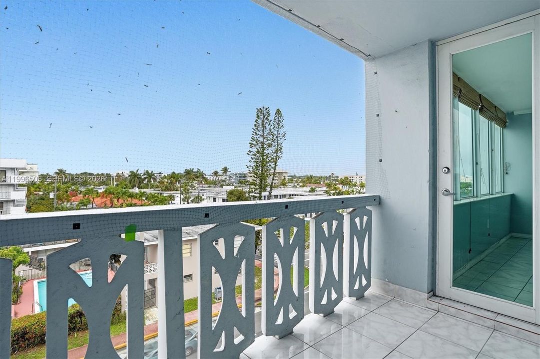 For Sale: $275,000 (1 beds, 1 baths, 864 Square Feet)