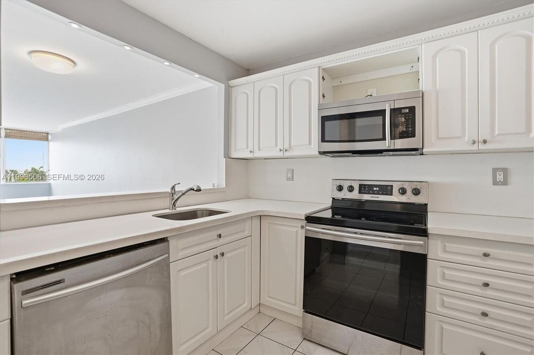 For Sale: $275,000 (1 beds, 1 baths, 864 Square Feet)