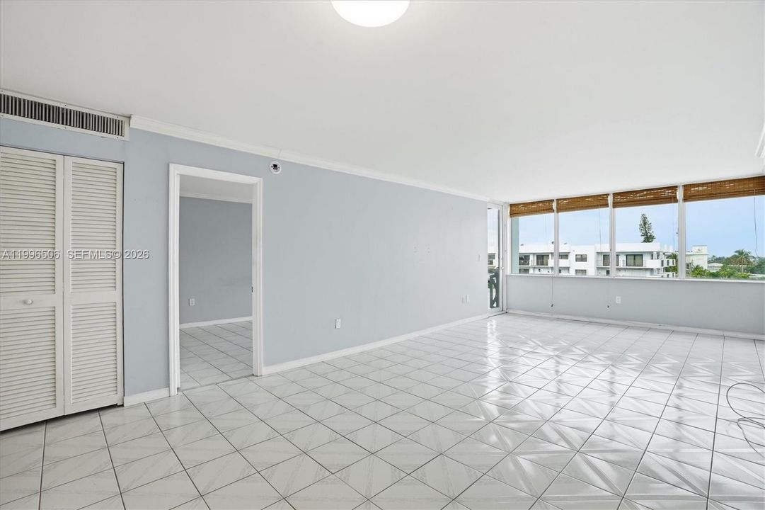 For Sale: $275,000 (1 beds, 1 baths, 864 Square Feet)