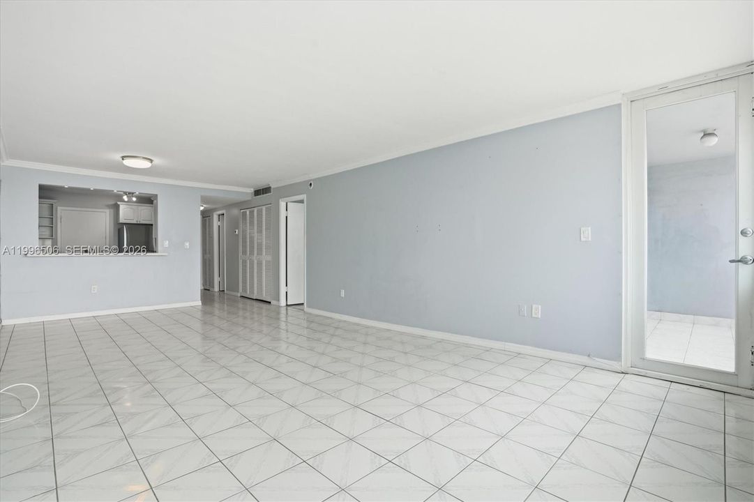 For Sale: $275,000 (1 beds, 1 baths, 864 Square Feet)