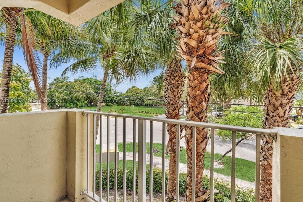 Active With Contract: $320,000 (2 beds, 2 baths, 1250 Square Feet)
