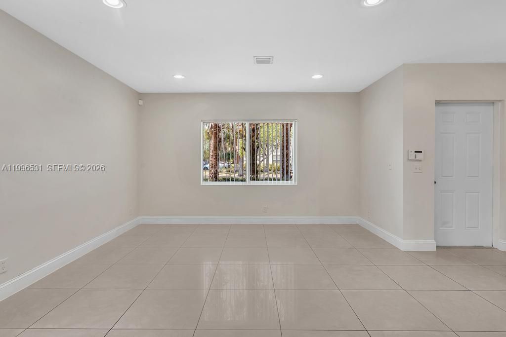 Active With Contract: $320,000 (2 beds, 2 baths, 1250 Square Feet)
