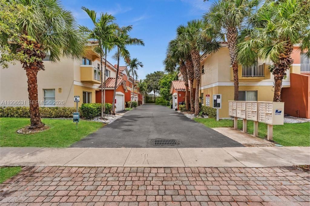 Active With Contract: $320,000 (2 beds, 2 baths, 1250 Square Feet)