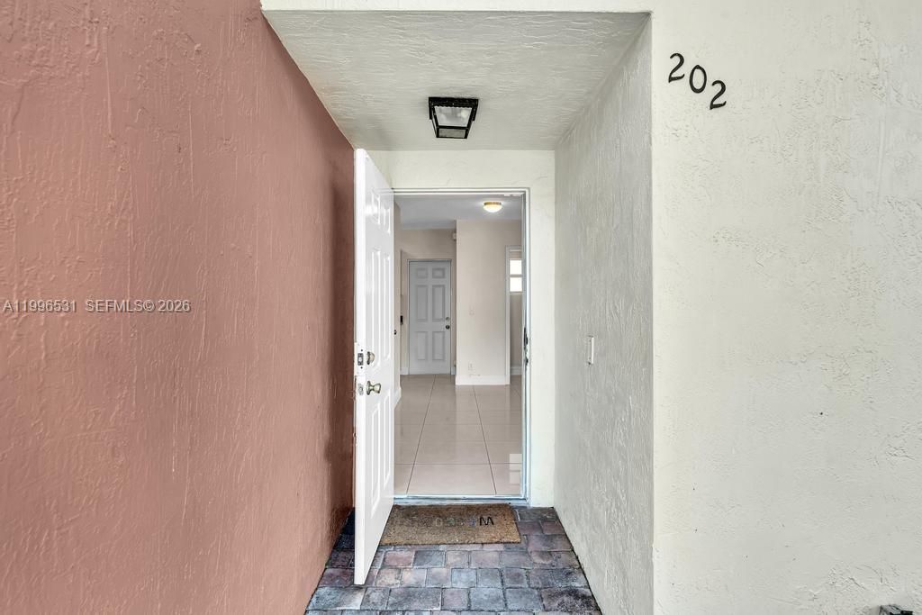 Active With Contract: $320,000 (2 beds, 2 baths, 1250 Square Feet)
