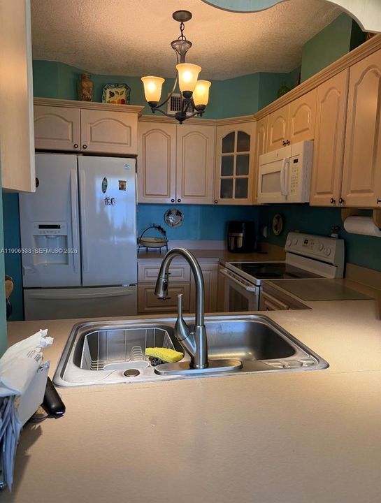 For Sale: $540,000 (3 beds, 3 baths, 2100 Square Feet)