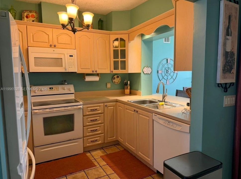 For Sale: $540,000 (3 beds, 3 baths, 2100 Square Feet)