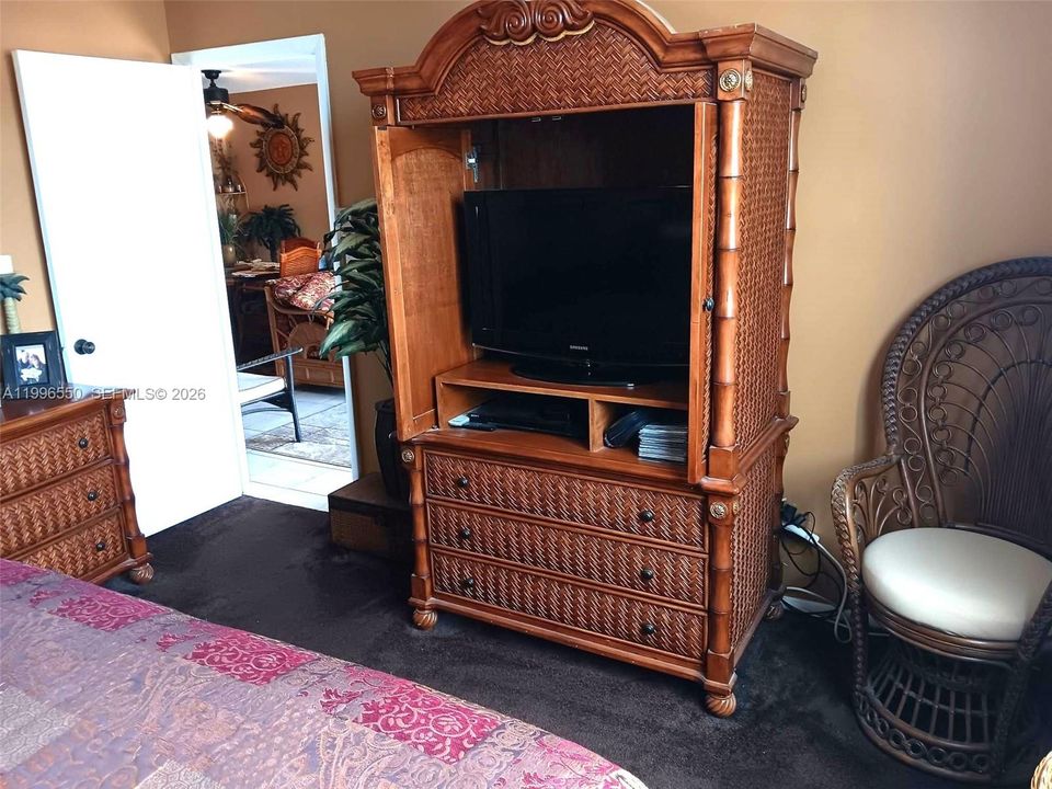 For Sale: $240,000 (1 beds, 1 baths, 828 Square Feet)